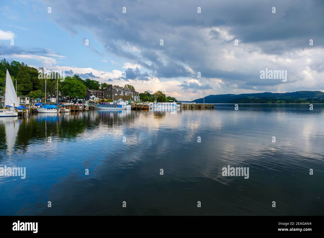 Vista sul lago Windermere nel quartiere inglese dei laghi, Waterhead ad Ambleside, Cumbria, Inghilterra nord-occidentale con barche ormeggiate sulla costa Foto Stock
