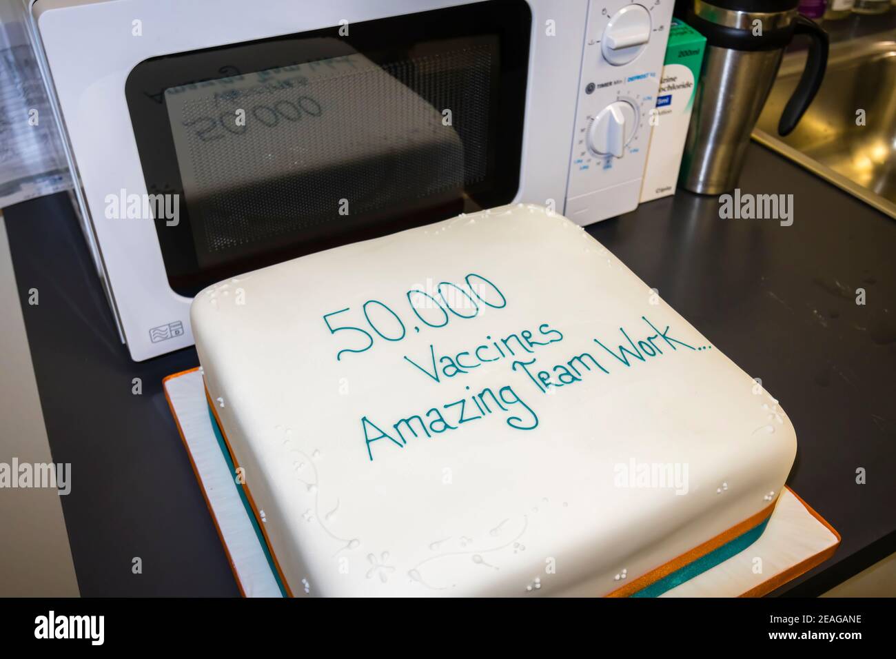 Torta presso il sito di vaccinazione Covid-19 a Woking, Surrey, nel sud-est dell'Inghilterra, che celebra 50,000 vaccini da parte del team del personale NHS locale Foto Stock