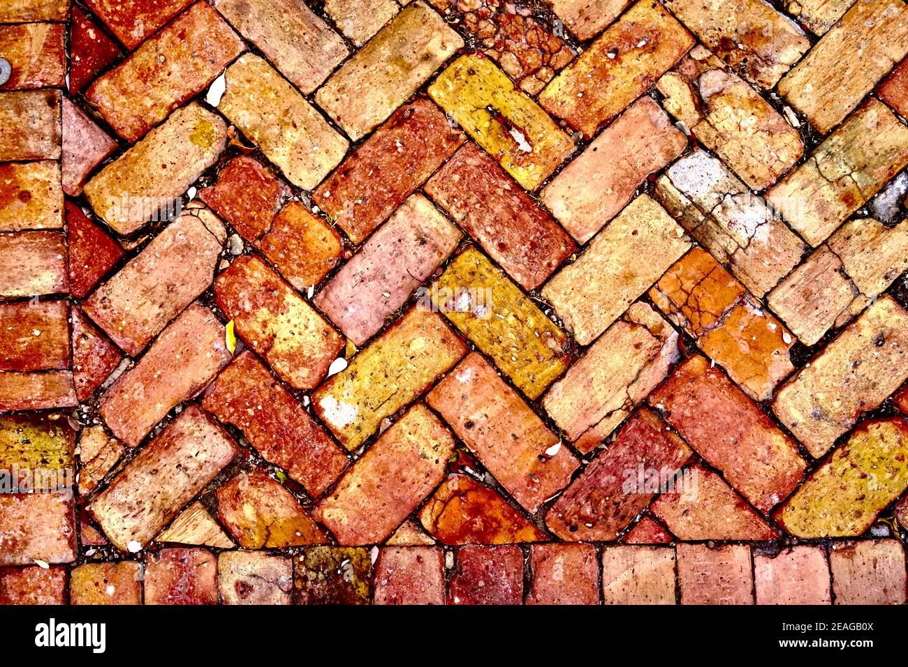 Mattoni a spina di pesce in Key West, Florida, Florida USA. Invecchiato, alterato, punto più meridionale negli Stati Uniti continentali. Isola destinazione di vacanza Foto Stock