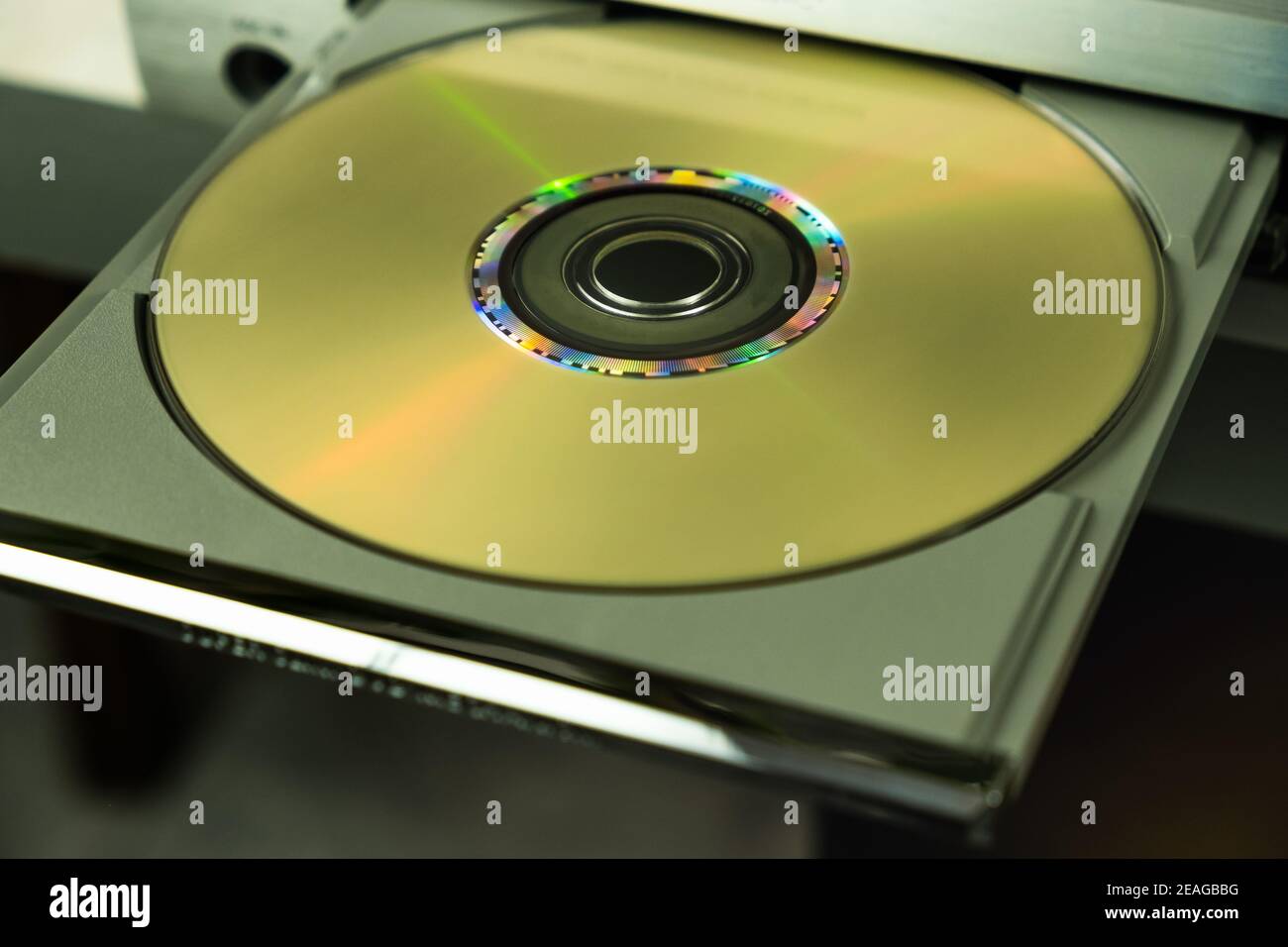 Gold CD sul vassoio aperto del lettore. Foto Stock