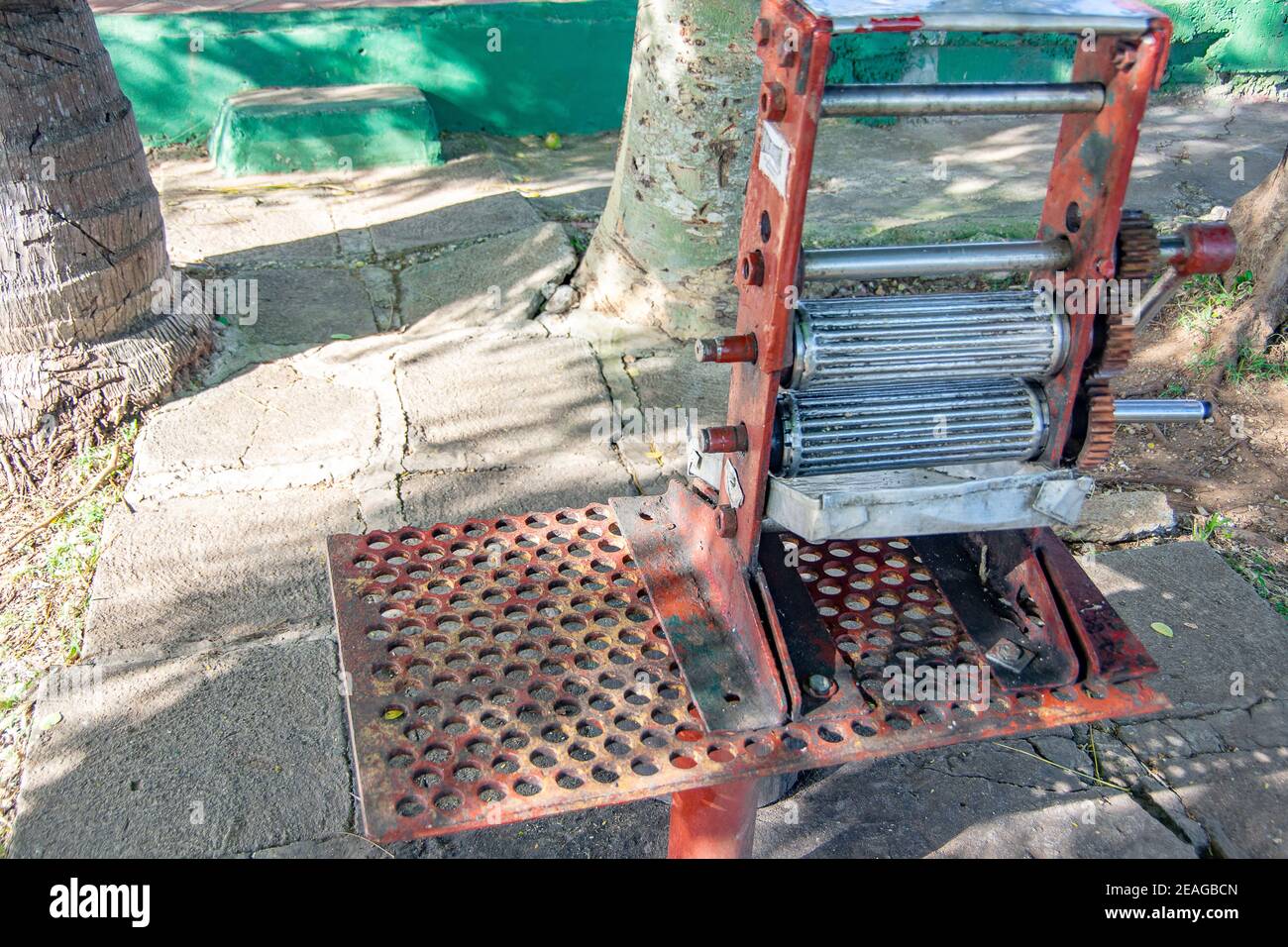 Una vecchia centrifuga di canna da zucchero sulla piantagione di Manaca Iznaga nella Valle dei mulini di canna da zucchero / Valle de los Ingenios vicino a Trinidad, Cuba Foto Stock