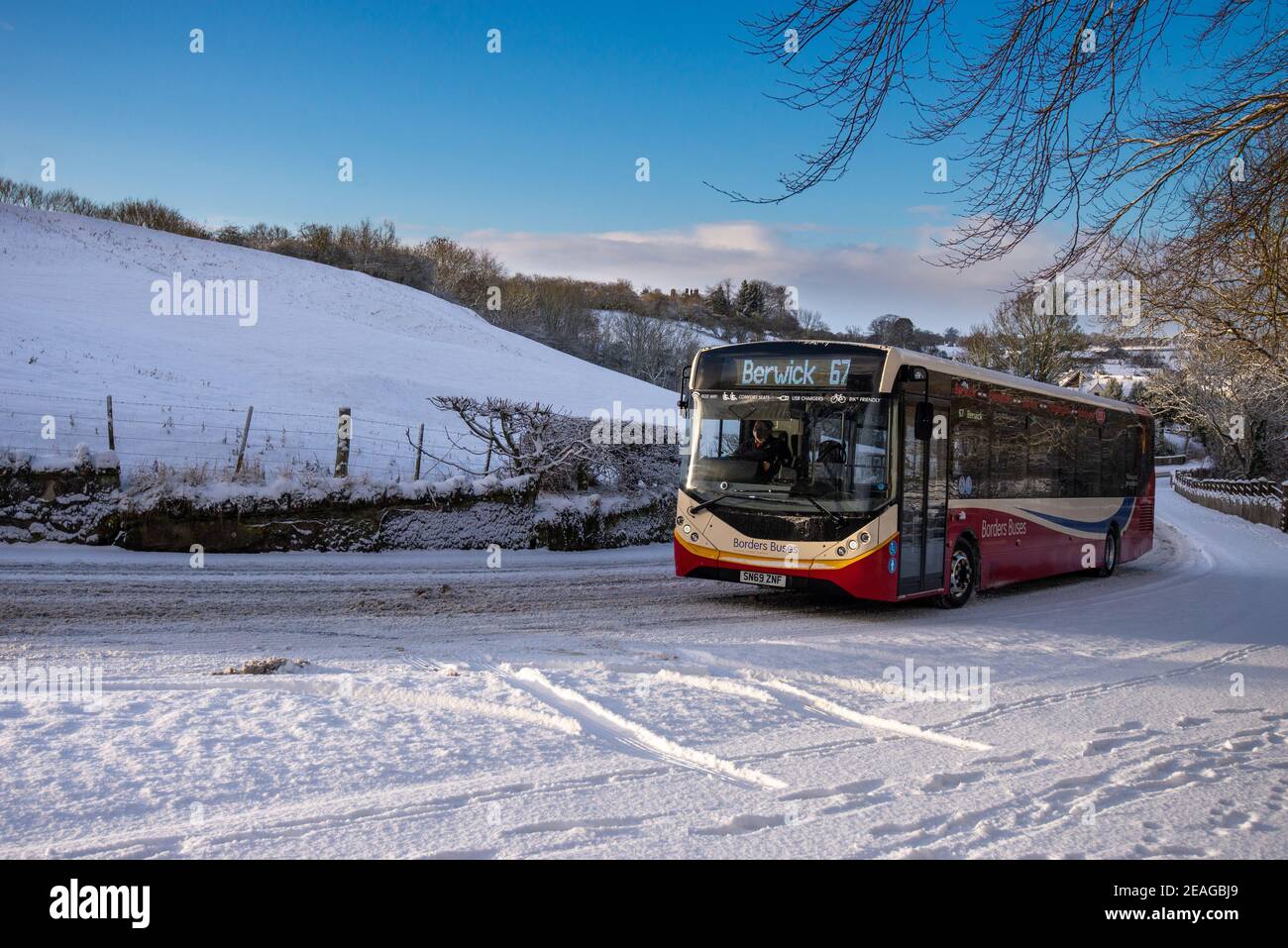 Servizio di autobus rurale nel nord del Northumberland, confina con gli autobus che gestiscono un Alexander Dennis Enviro 200 'N69ZNF' Foto Stock