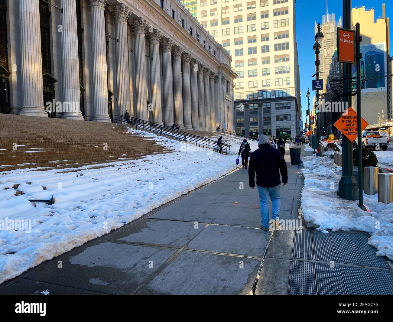 New York, NY, USA - 9 febbraio 2021: Edificio dell'Ufficio postale di Farley con gradini coperti di neve Foto Stock