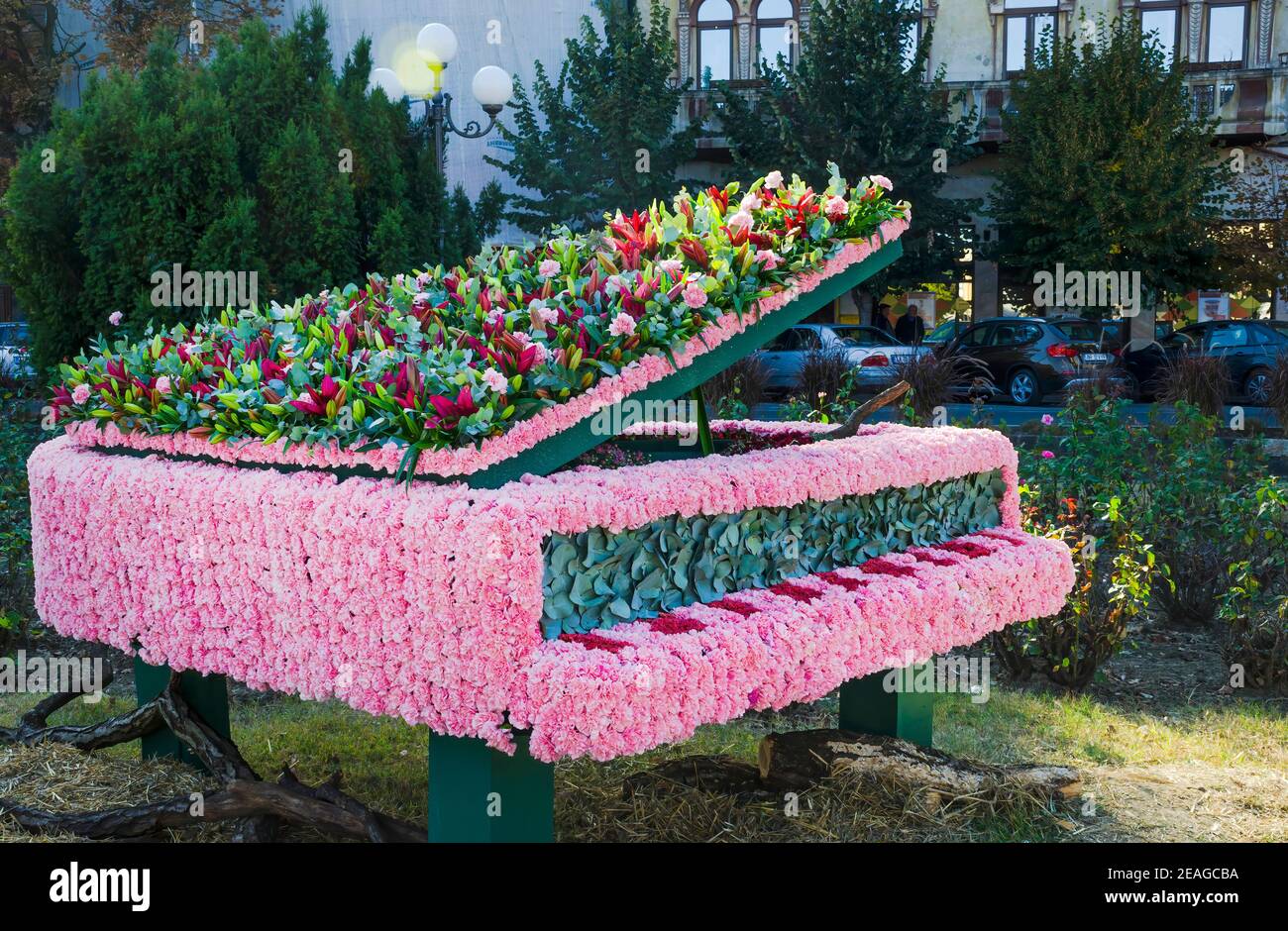 Arad, Romania-06.10.2018: Straordinario strumento musicale a piano fatto di fiori misti in fiore, al festival dei fiori di strada Foto Stock