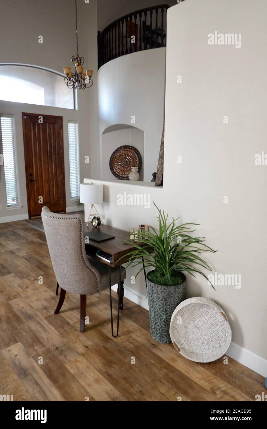 Un ufficio domestico nel soggiorno di una casa. Foto Stock