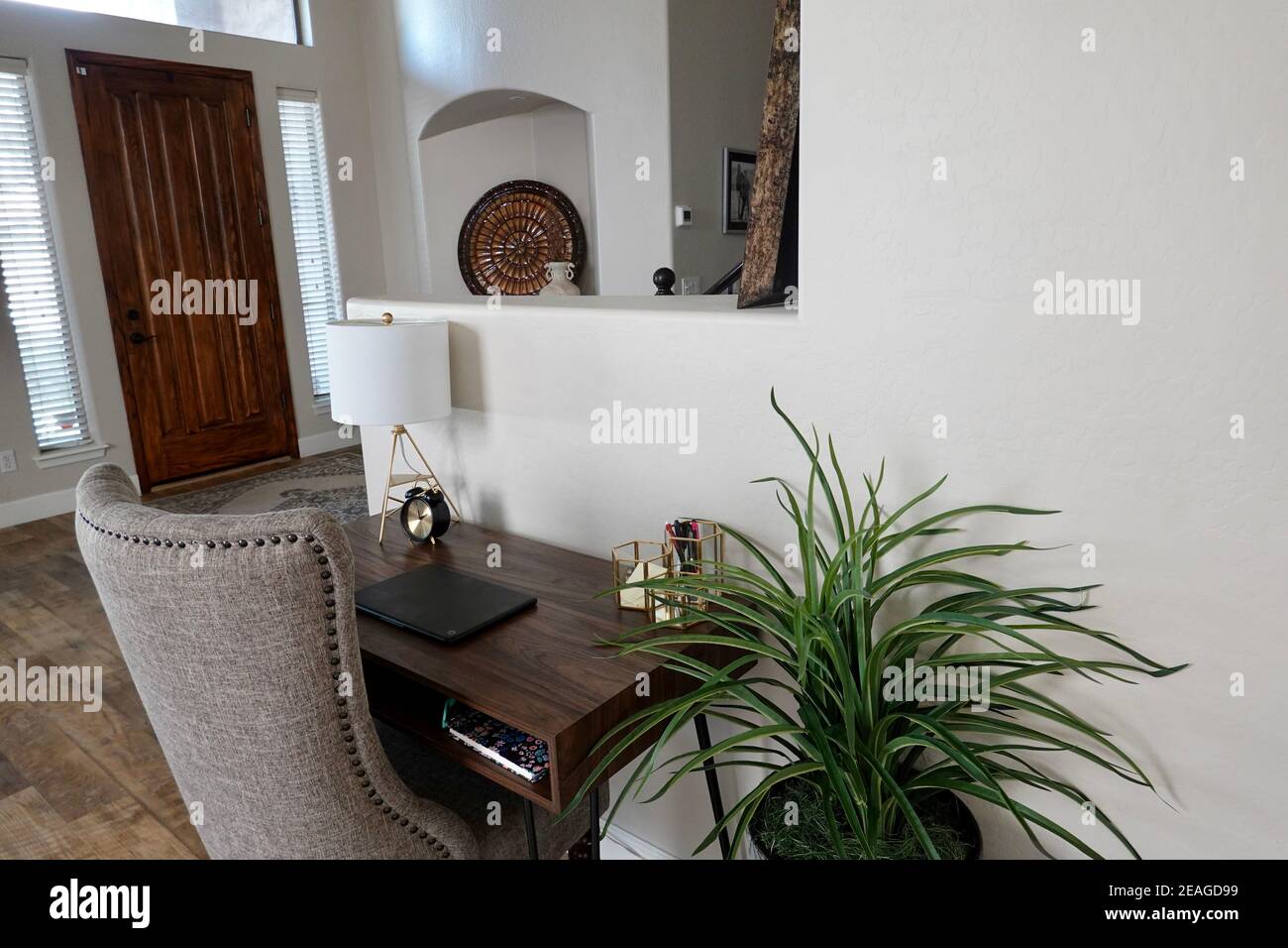 Un ufficio domestico nel soggiorno di una casa. Foto Stock