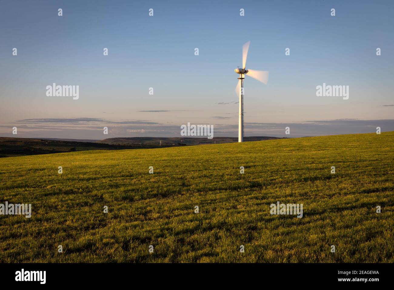 Una turbina eolica vicino a Oakworth, West Yorkshire Foto Stock