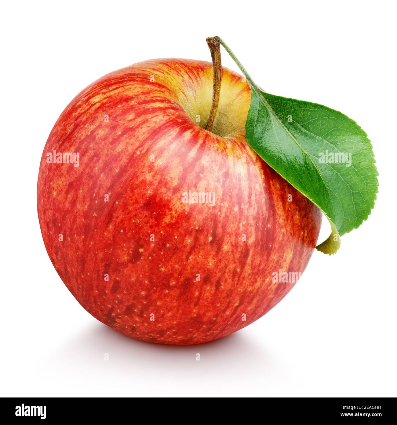 Una mela rossa matura con foglia verde isolata sfondo bianco con tracciato di ritaglio Foto Stock