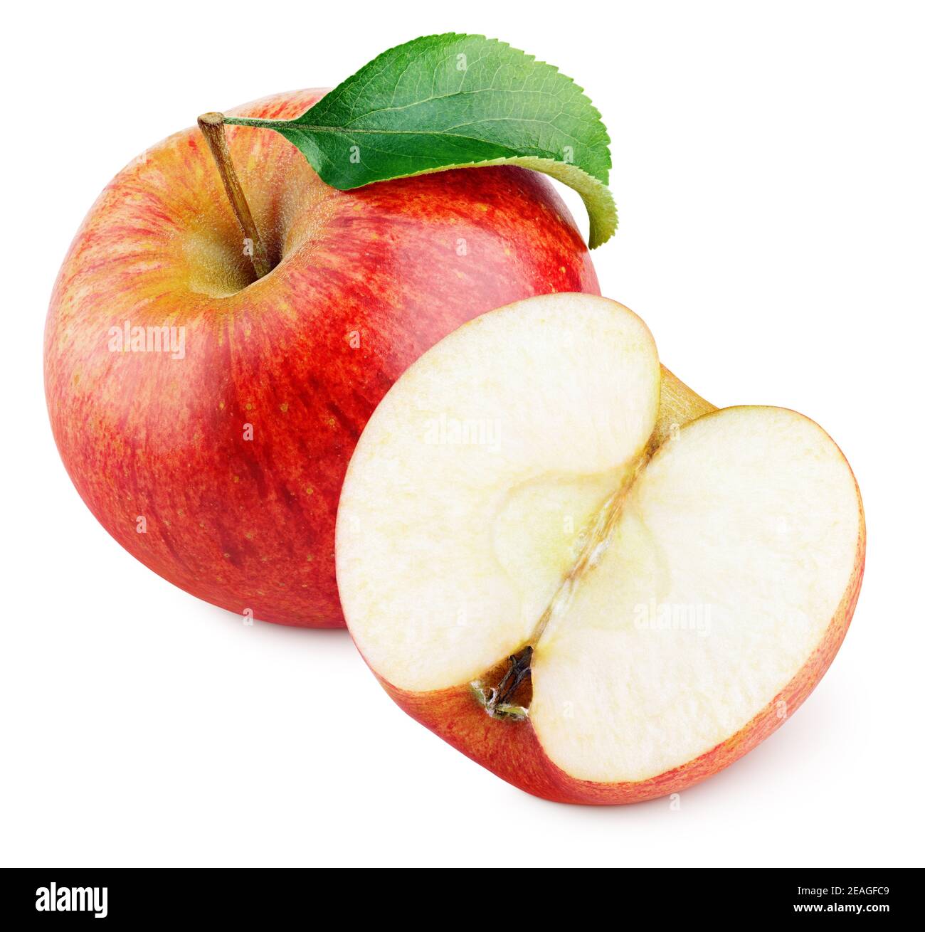 Mela rossa matura con mezzo di mela senza semi e foglia di mela isolata su sfondo bianco con percorso di ritaglio. Profondità di campo completa. Foto Stock