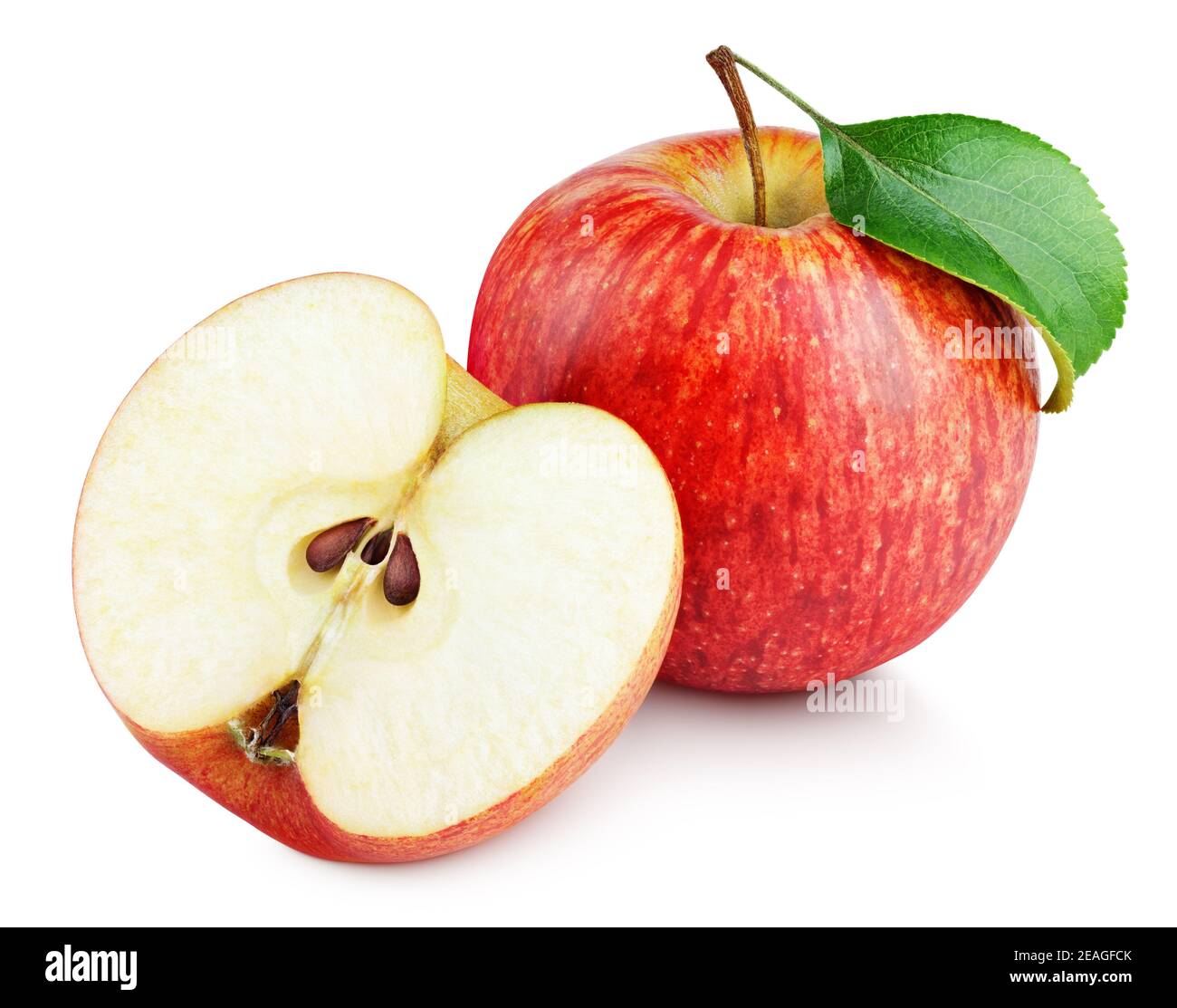 Mela rossa matura con mezzo di mela e foglia verde isolata su sfondo bianco. Mele rosse e foglie con percorso di ritaglio Foto Stock