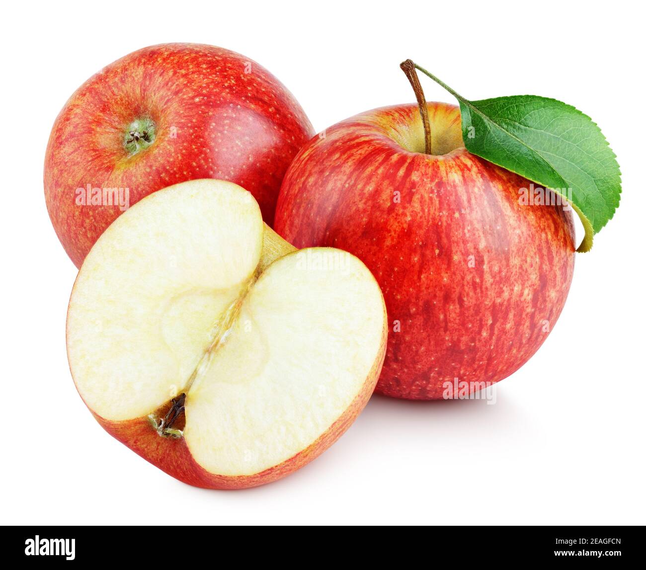 Mela rossa matura con mezzo di mela senza semi e foglia di mela isolata su fondo bianco. Mele rosse e foglie con percorso di ritaglio Foto Stock