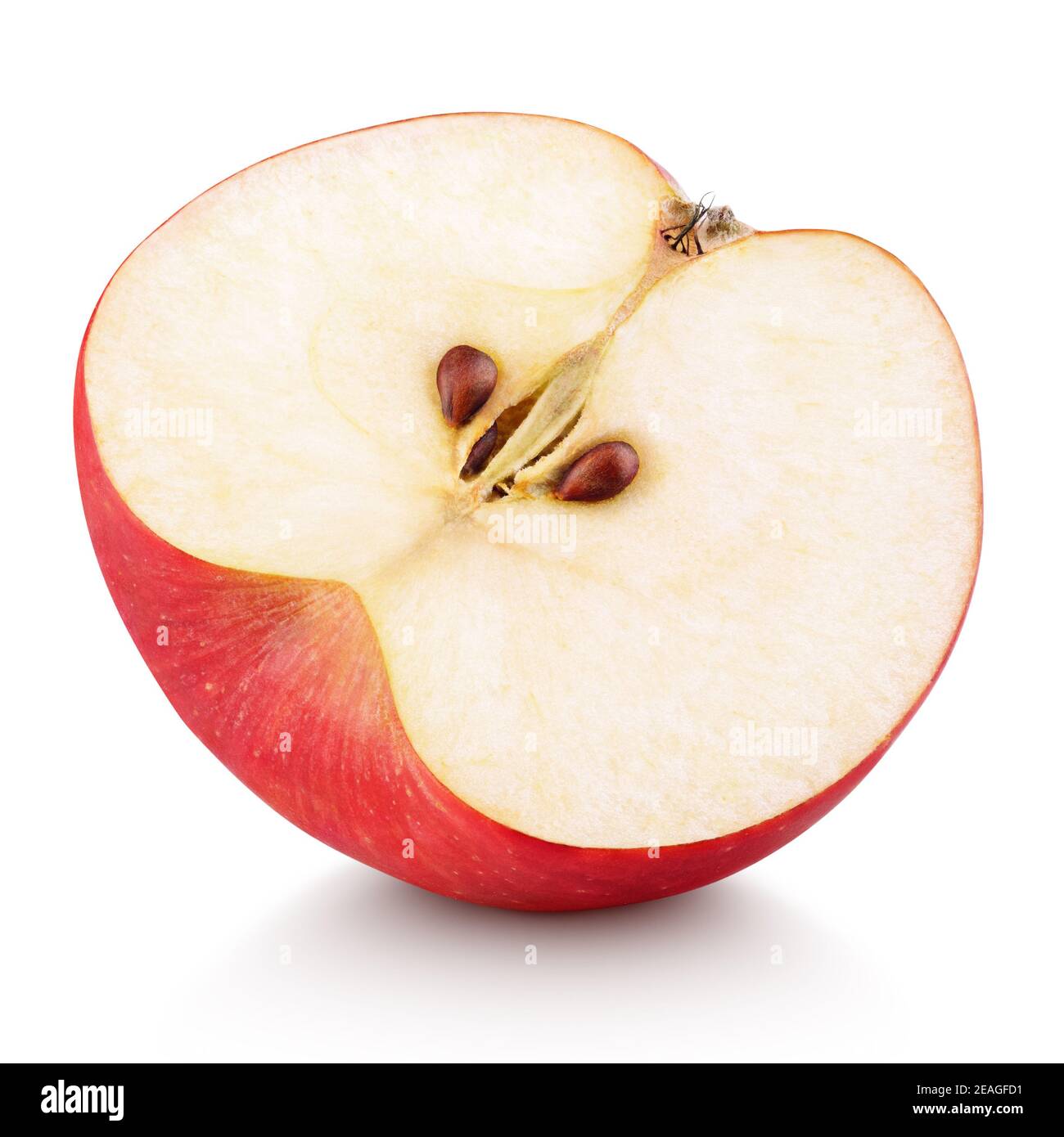 Mezzo frutto di mela rosso maturo isolato su sfondo bianco. Metà della mela rossa con percorso di ritaglio Foto Stock