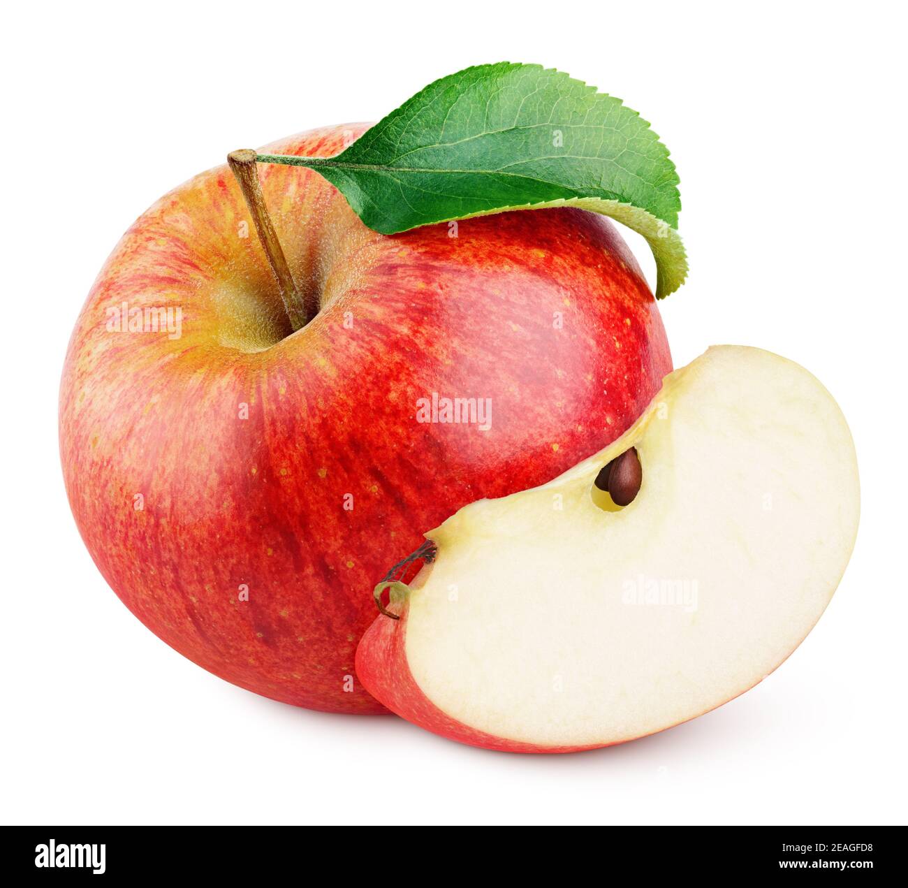 Mela rossa matura con fetta di mela e foglia verde isolato su sfondo bianco con tracciato di ritaglio Foto Stock