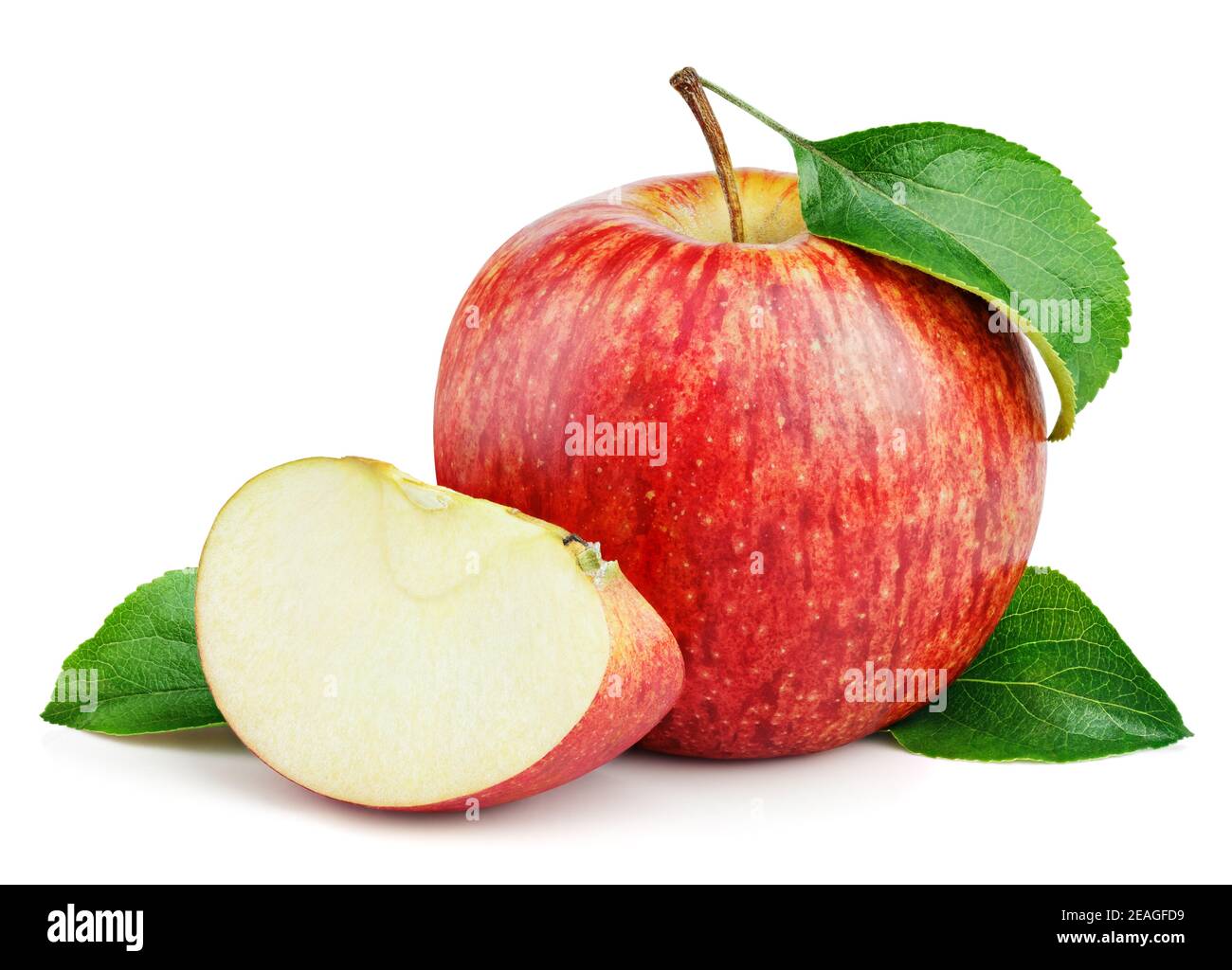 Mela rossa matura con fetta di mela e foglie verdi isolate su sfondo bianco. Mele rosse e foglie con percorso di ritaglio Foto Stock