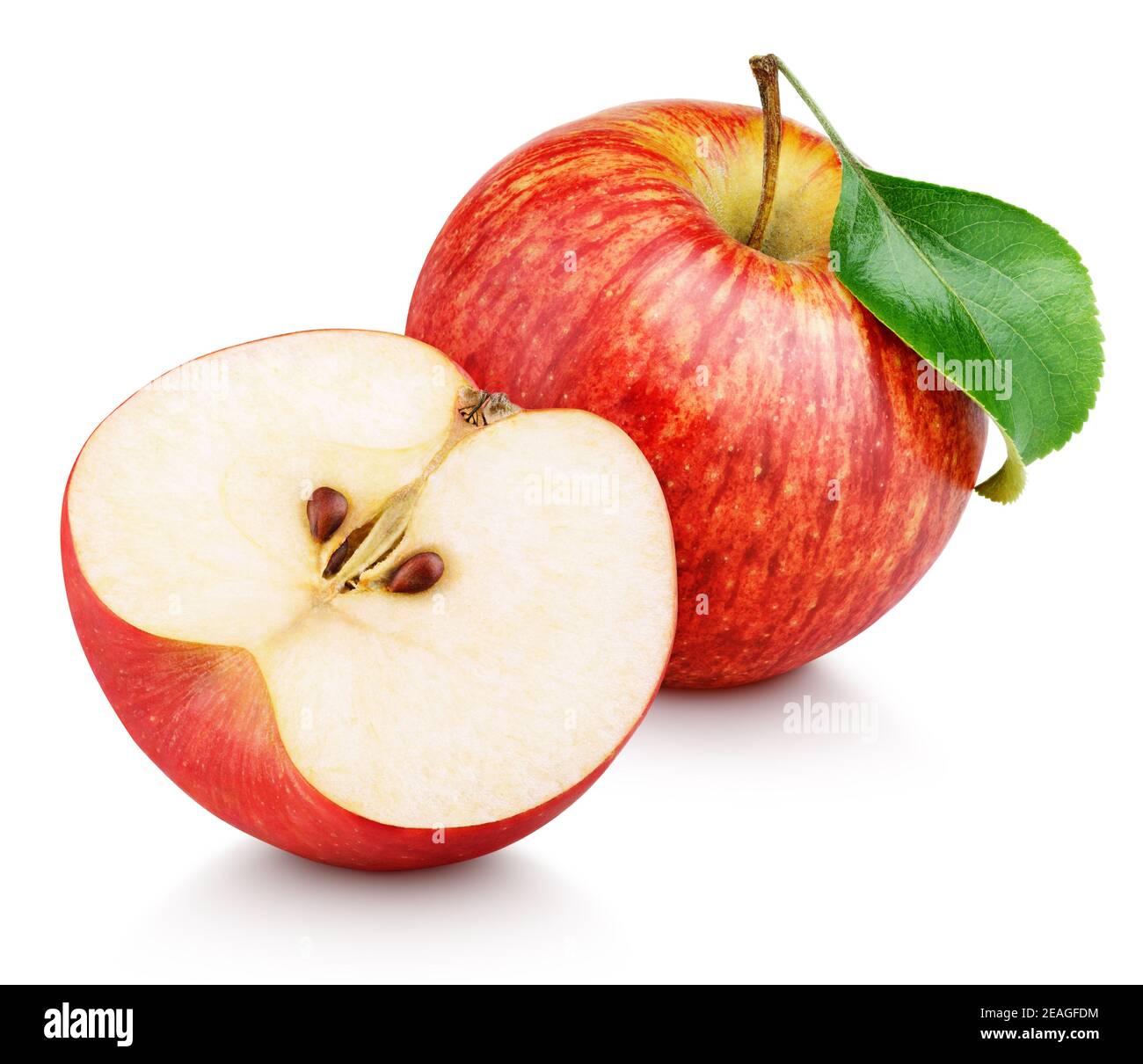 Mela rossa matura con mezzo di mela e foglia verde isolata su sfondo bianco. Mele e foglie con percorso di ritaglio Foto Stock