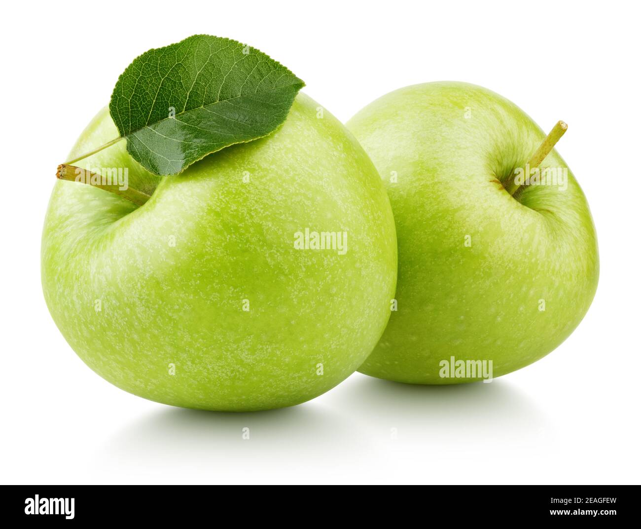 Due frutti di mela verdi maturi con foglia di mela isolata su sfondo bianco. Mele verdi con percorso di ritaglio Foto Stock