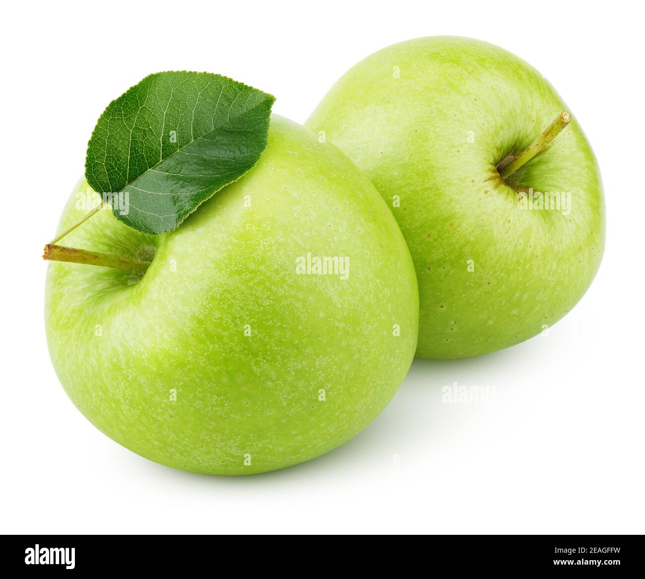 Due mele verdi mature con foglie di mela isolate su sfondo bianco. Mele verdi con percorso di ritaglio Foto Stock