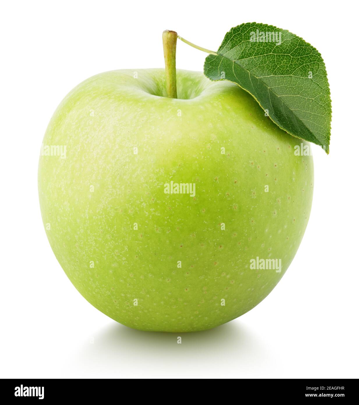 Una mela verde matura con foglia verde isolata su sfondo bianco. Mela Granny smith con percorso di ritaglio Foto Stock