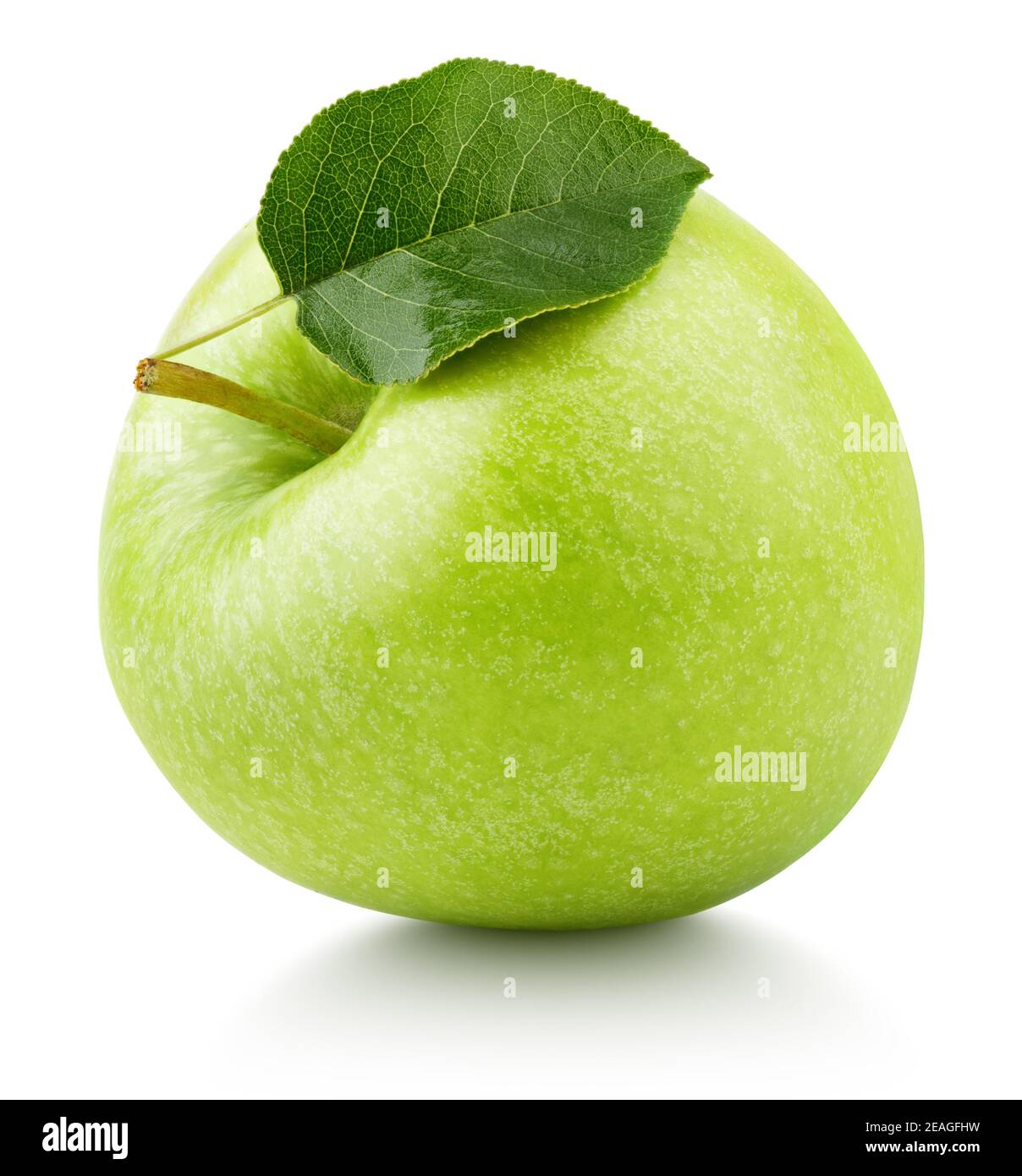 Una mela verde matura con foglia verde isolata su sfondo bianco. Mela Granny smith con percorso di ritaglio Foto Stock