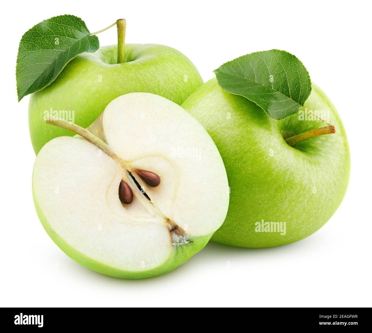 Gruppo di mele verdi mature con foglie di metà e verde isolate su sfondo bianco. Mele con percorso di taglio. Profondità di campo completa Foto Stock