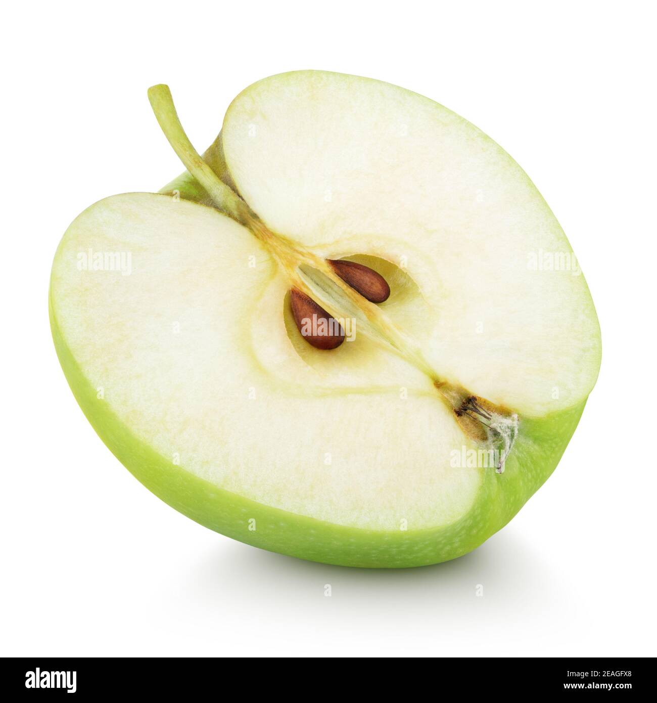 Mezzo frutto di mela verde maturo isolato su sfondo bianco. Metà di mela verde con percorso di ritaglio Foto Stock