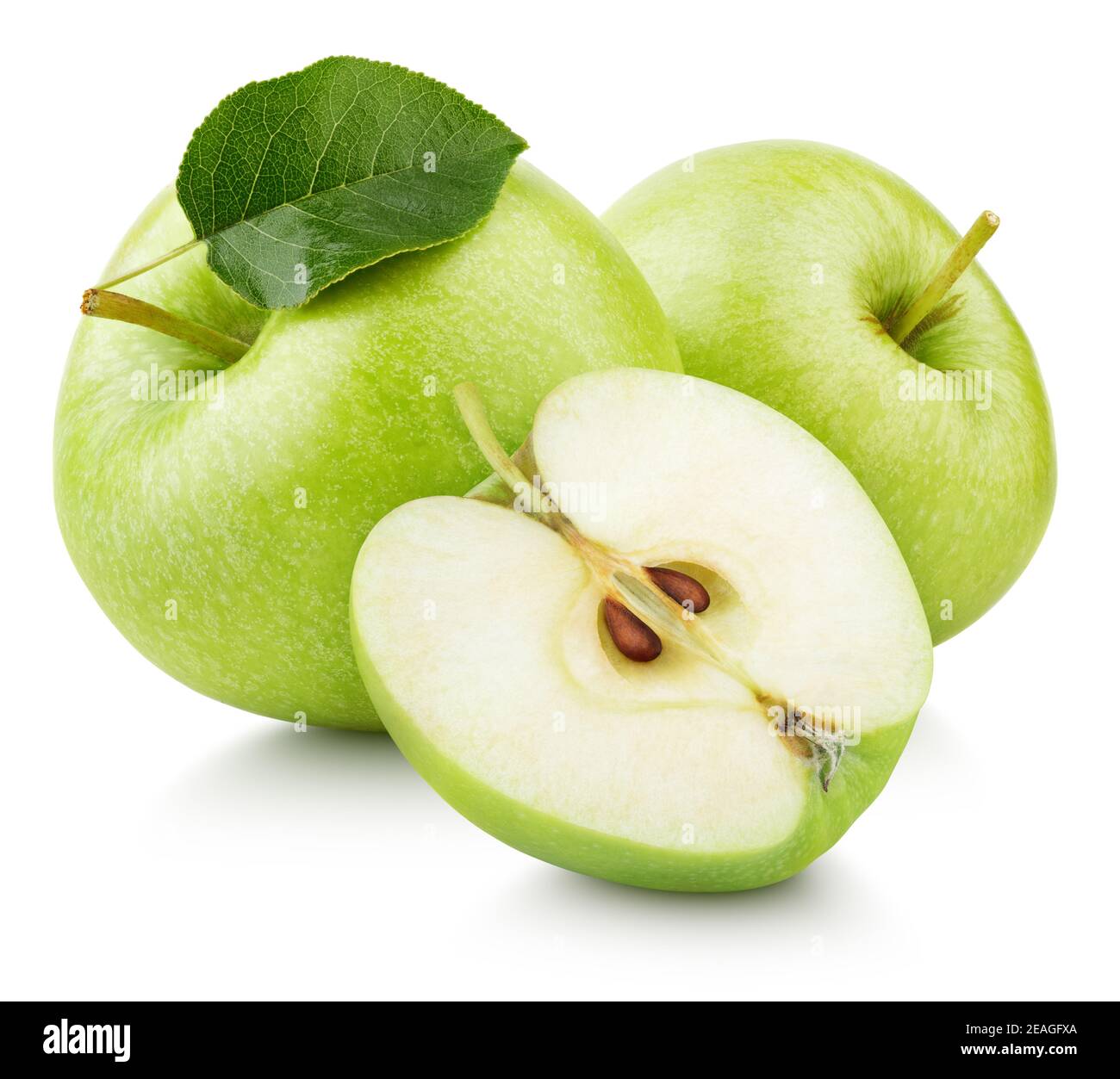 Gruppo di mele verdi mature con mezzo di mela e foglia verde isolato su sfondo bianco. Mele con percorso di taglio Foto Stock