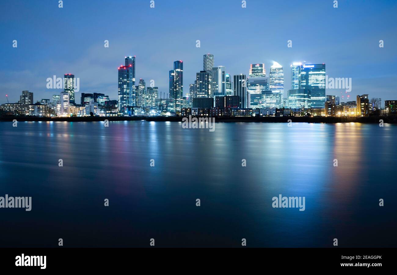 Canary Wharf, Londra, riflesso nel fiume Tamigi Foto Stock