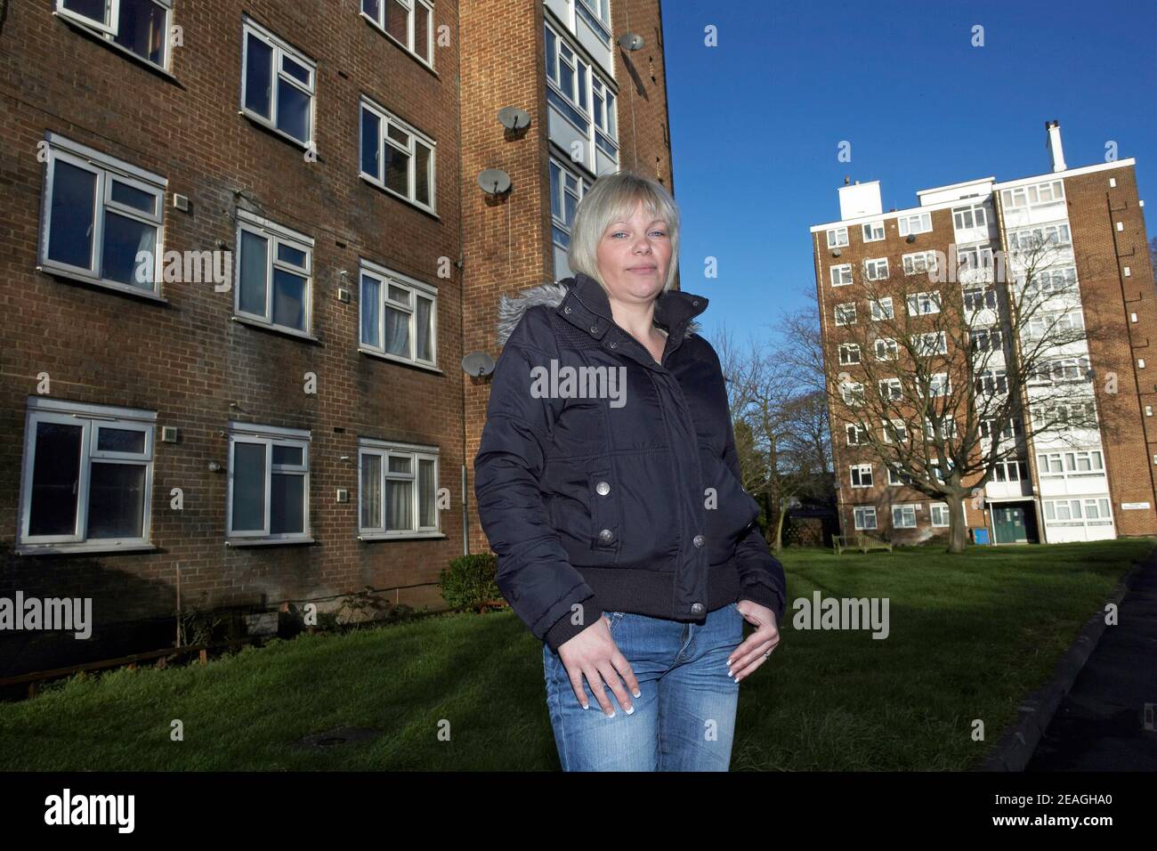 Monika Konczyk salta per la sua vita dal suo appartamento ardente a Croydon durante le rivolte di Londra dell'estate 2011. Foto Stock