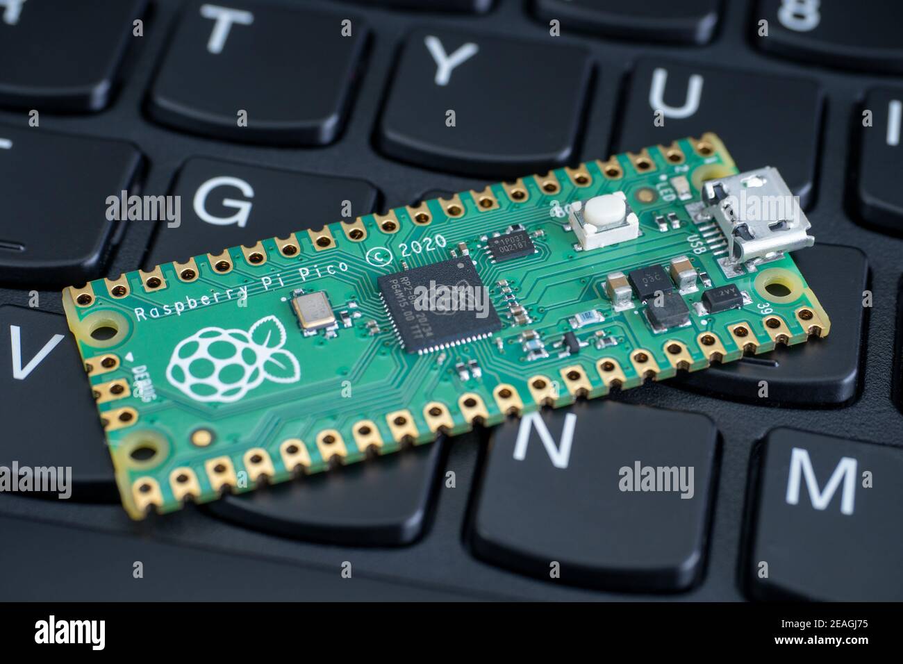 Galati, ROMANIA - 09 febbraio 2021: Primo piano di Raspberry Pi Pico, Raspberry Pi 4b e Raspberry Pi Zero W su una tastiera per laptop. Foto Stock