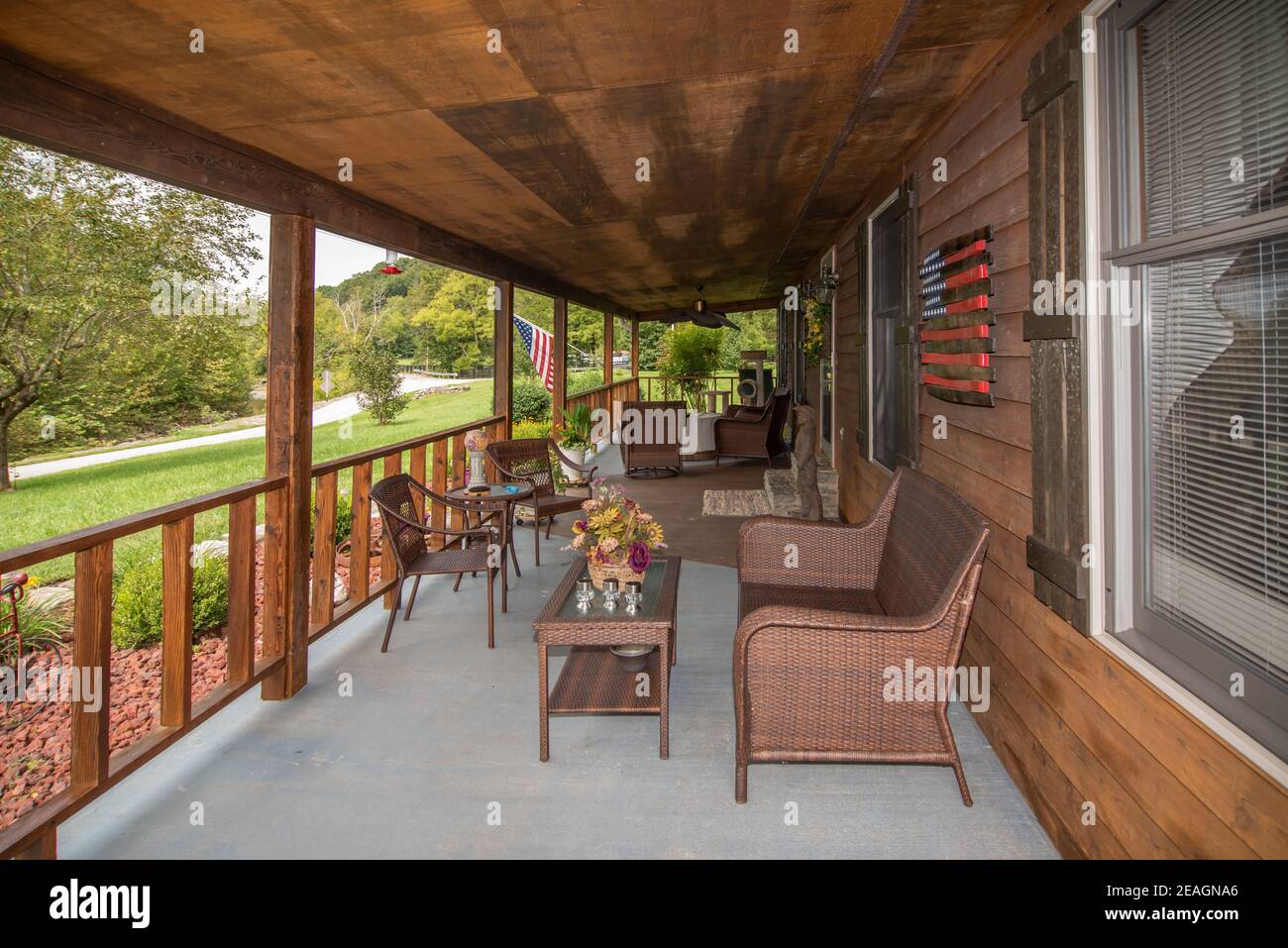 Grande portico su una casa rurale di classe media nel Midwest America Foto Stock