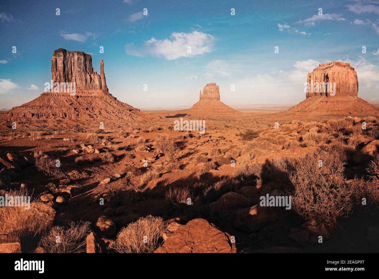 Il Mittens e Merrick Butte riempiono lo skyline della Monument Valley al confine tra Arizona e Utah. Foto Stock