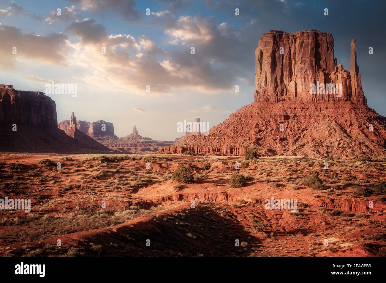 Il suggestivo paesaggio della Monument Valley si estende dall'Arizona allo Utah sulla Navajo Nation. Foto Stock