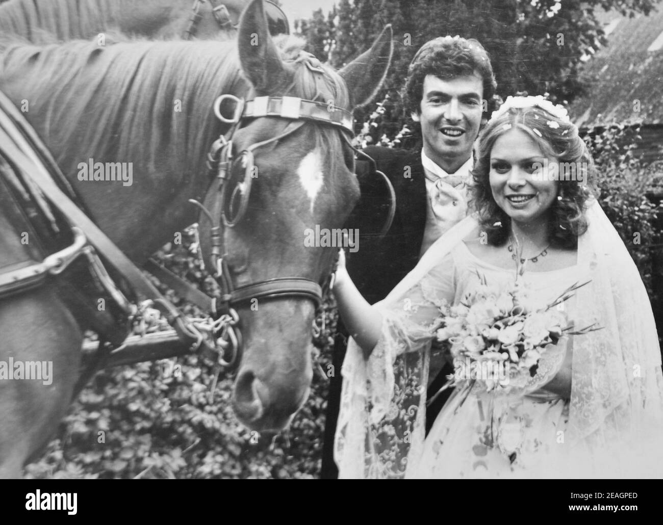 L'ATTRICE JULIE DAWN COLE SPOSA PETER MELLOR A BEDHAMPTON, HANTS 1982 Foto Stock