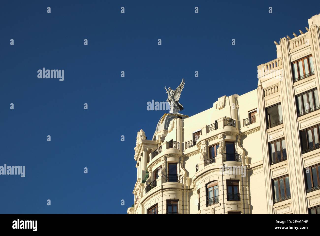2021, febbraio. Valencia, Spagna. Immagine della statua del palazzo Union sul tetto e del Fenix, con spazio per le copie Foto Stock