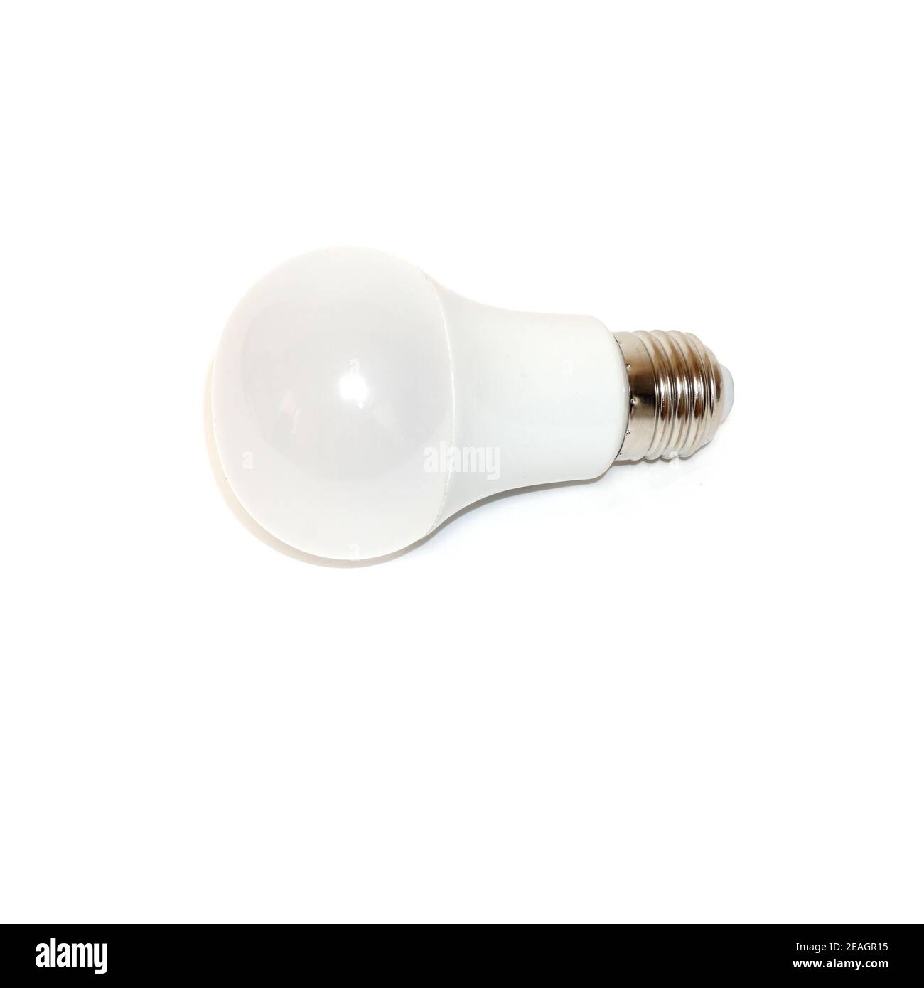 Lampadina a LED bianca smerigliata su sfondo bianco Foto Stock