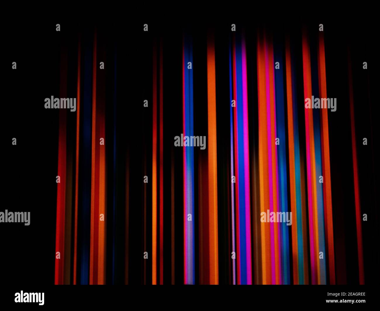 Bande di luce in colori arcobaleno su uno schermo lcd. Foto Stock