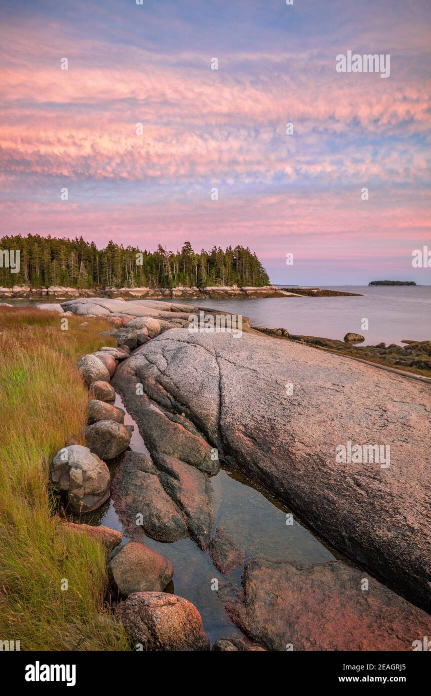 Deer Isle, Maine: Tramonto colorato lungo la costa della baia di Jericho Foto Stock