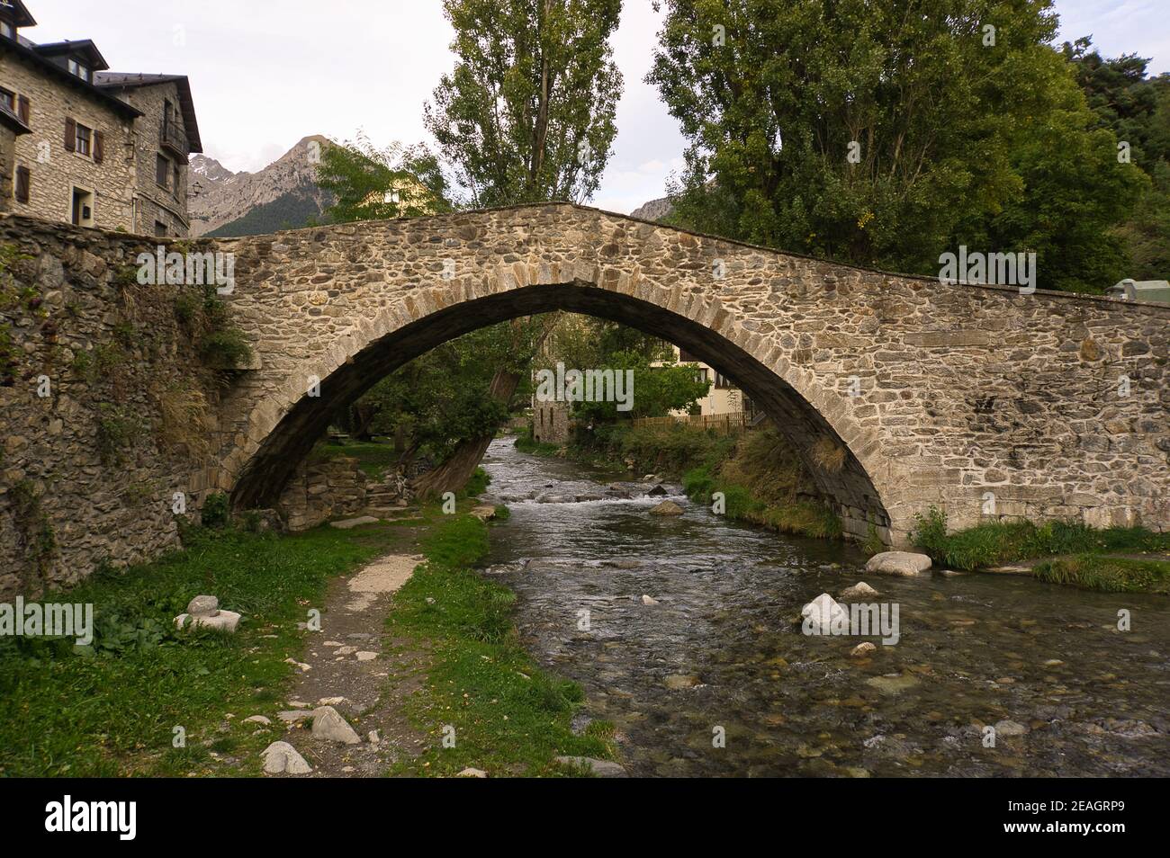 Ponte di pietra nella città di Sallent de Gallego, situato a Hueca, Aragon, Spagna. Vista paesaggio Foto Stock