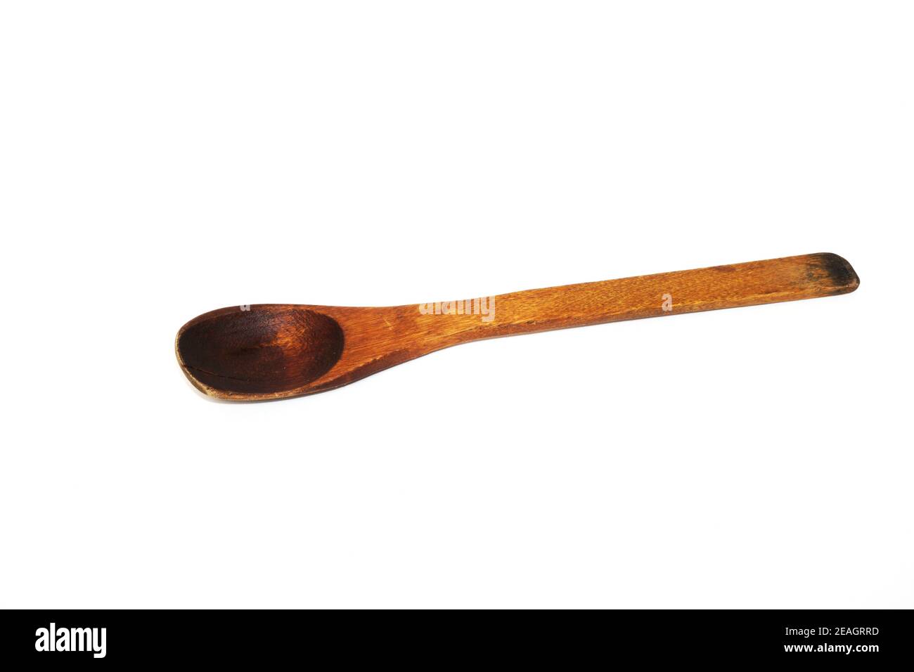 Antico cucchiaio di legno usato isolato su sfondo bianco Foto Stock