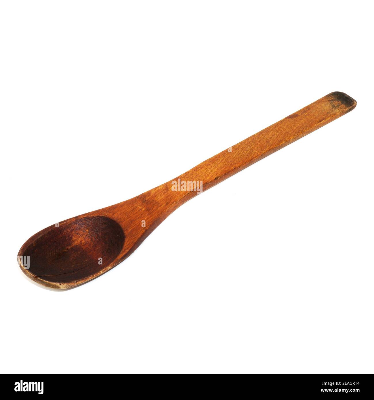 Antico cucchiaio di legno usato isolato su sfondo bianco Foto Stock