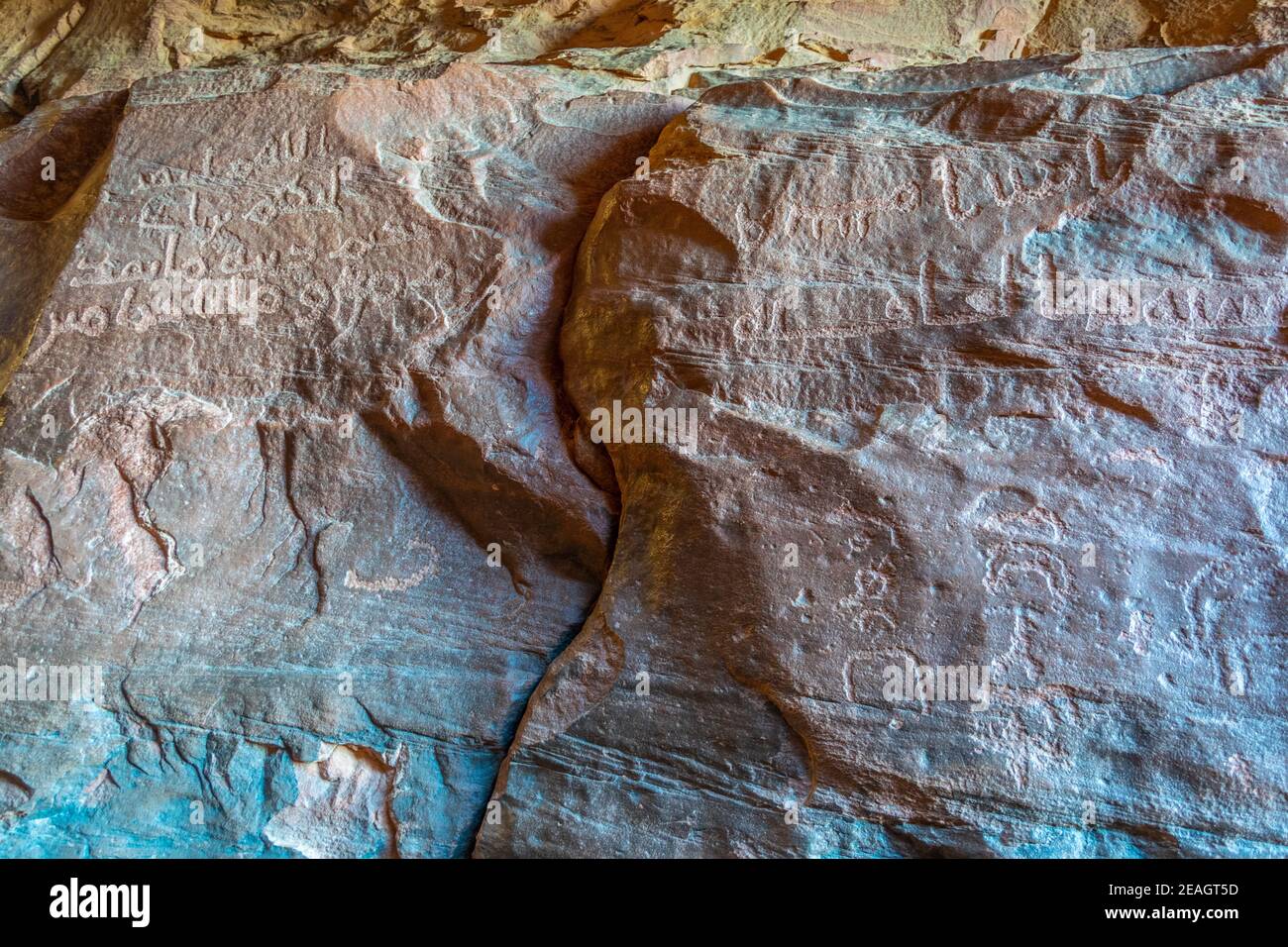 Antiche iscrizioni al siq Khazali nel deserto di Wadi Rum giordania Foto Stock