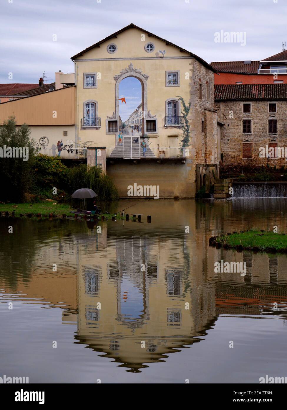 AJAXNETPHOTO. PONT DE VAUX, FRANCIA. - WALL ART - TROMP L'OEIL MURALE SUL LATO DI UNA PROPRIETÀ NELLA CITTÀ CHE DOMINA UN LAGO. PHOTO:JONATHAN EASTLAND/AJAX REF:GX8 180910 861 Foto Stock