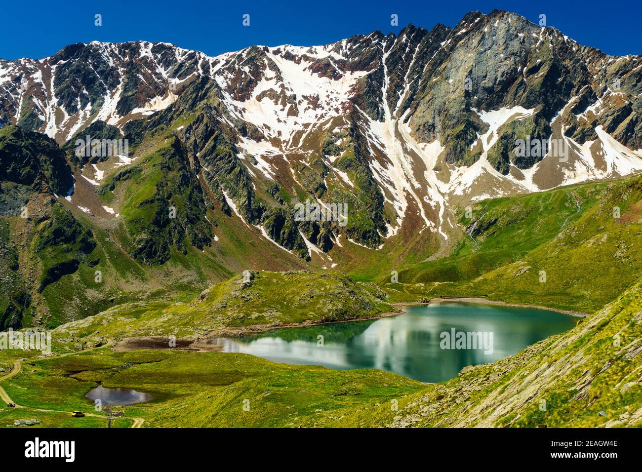 Passo Gavia, provincia di Brescia, Lombardia, Italia: Paesaggio lungo il valico estivo. Lago Foto Stock