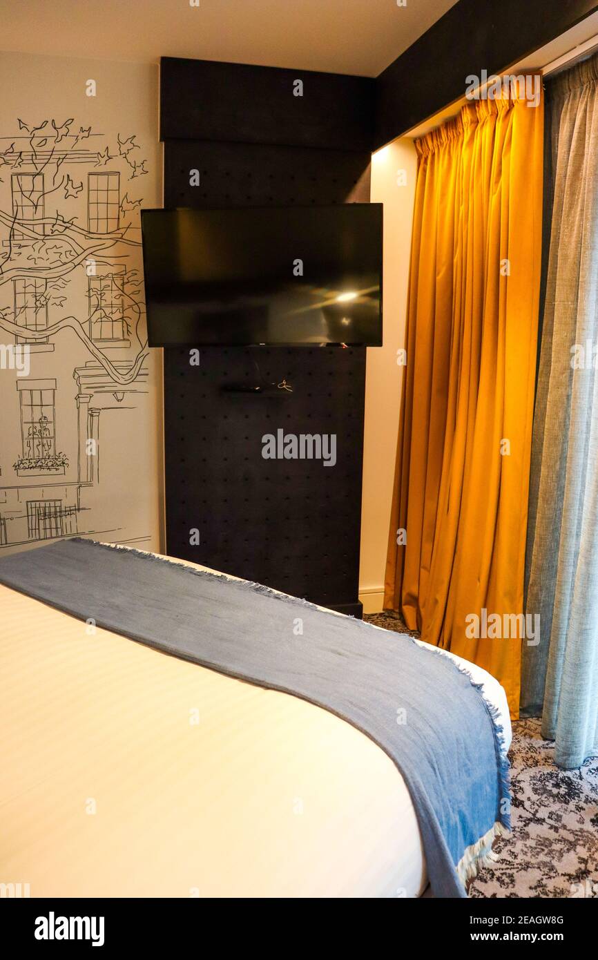 Una camera standard accogliente con interni eleganti all'Hotel Brooklyn, nel centro di Mancheser, Portland Street, Inghilterra, Regno Unito Foto Stock
