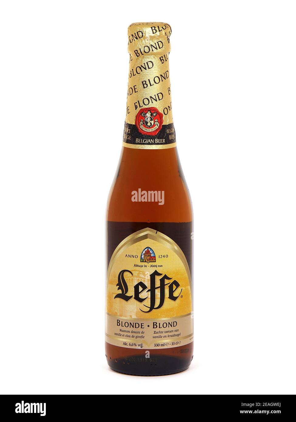 BUCAREST, ROMANIA - 4 AGOSTO 2017. Bottiglia di birra Leffe Blonde. Leffe è un marchio di birra di prima qualità di proprietà di InBev Belgio Foto Stock