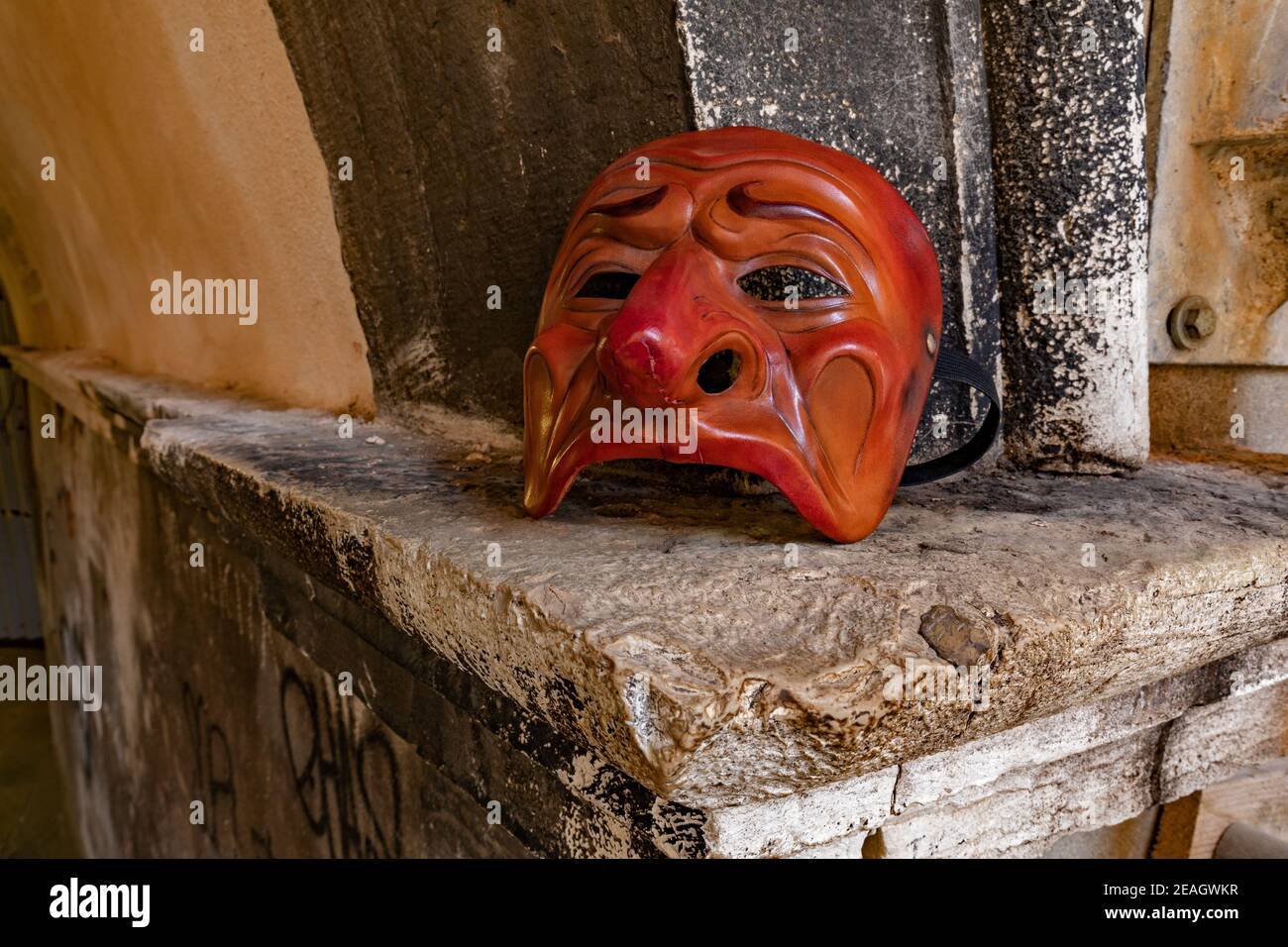 Maschera teatrale in pelle del Capitano dell'artista Carlo Setti di Venezia  specializzato in maschere Commedia dell'Arte Foto stock - Alamy