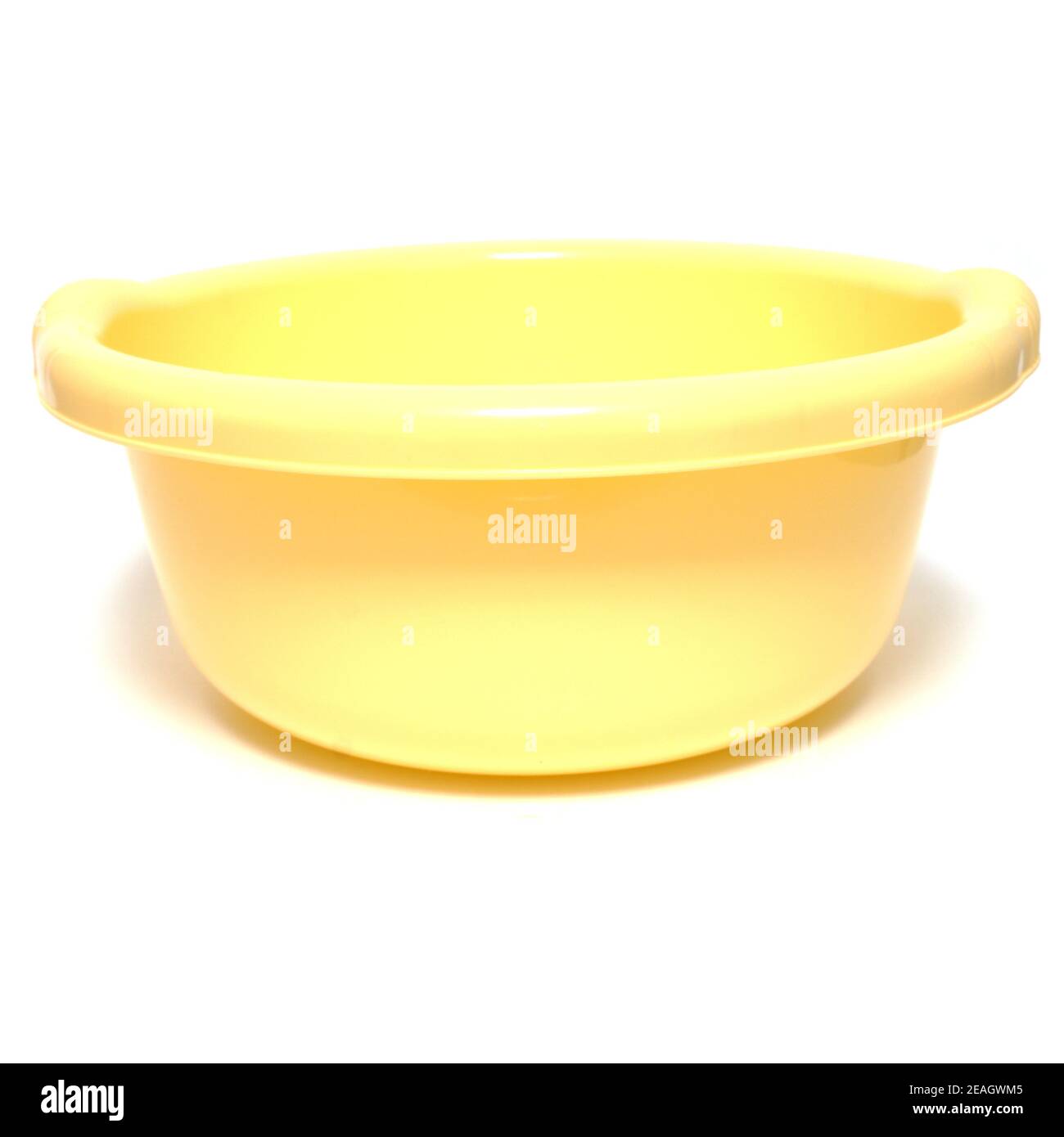 Recipiente giallo in plastica isolato su sfondo bianco Foto Stock