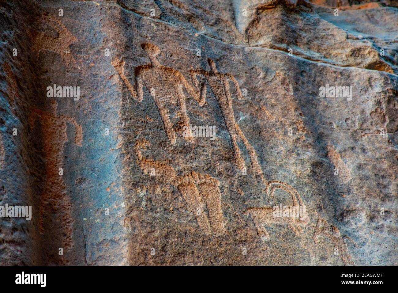 Antiche iscrizioni al siq Khazali nel deserto di Wadi Rum giordania Foto Stock