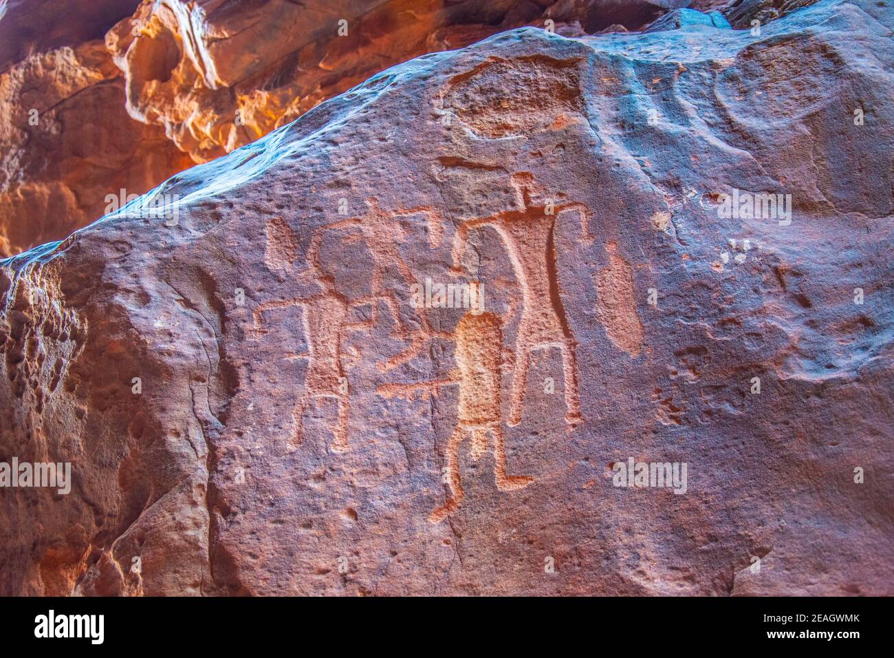 Antiche iscrizioni al siq Khazali nel deserto di Wadi Rum giordania Foto Stock