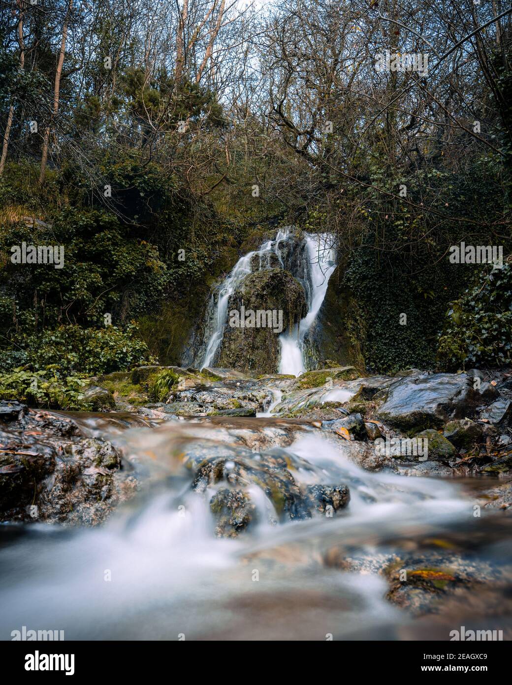 Cascata a lunga esposizione con acqua liscia. Foto Stock